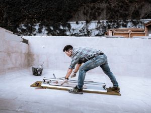 Homme entrain d'autoconstruire sa piscine grâce à des plans de piscine professionnels