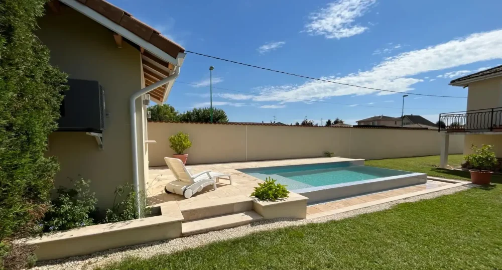 Petite piscine à débordement réalisée en France par un particulier autoconstructeur