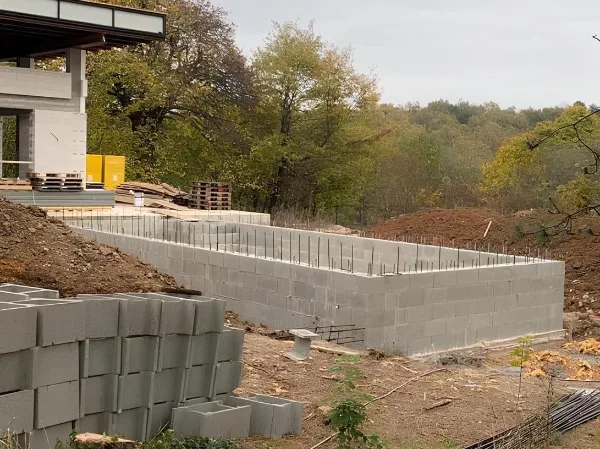 Piscine béton en autoconstruction avec blocs à bancher - estimation du budget piscine 2025