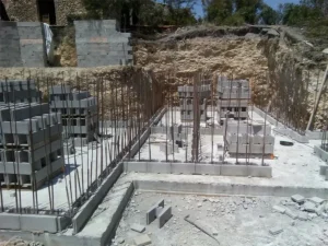Piscine béton en construction – blocs à bancher et ferraillage
