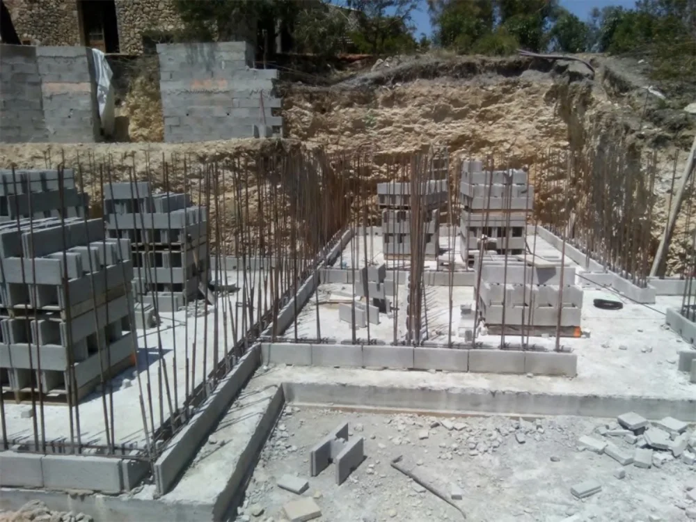 Piscine béton en construction – blocs à bancher et ferraillage