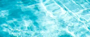 Eau de piscine claire et limpide après une filtration efficace