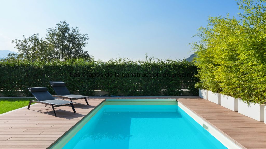 Piscine rectangulaire finie avec terrasse en bois et transats, illustrant les étapes de la construction de piscine