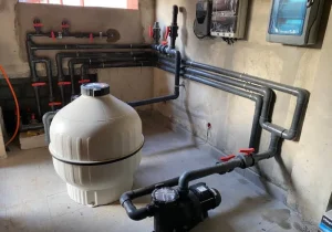 Photo du local technique d'une piscine avec positionnement des vannes de piscine