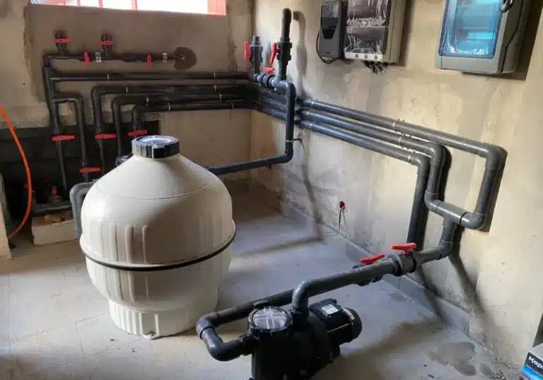Photo du local technique d'une piscine avec positionnement des vannes de piscine