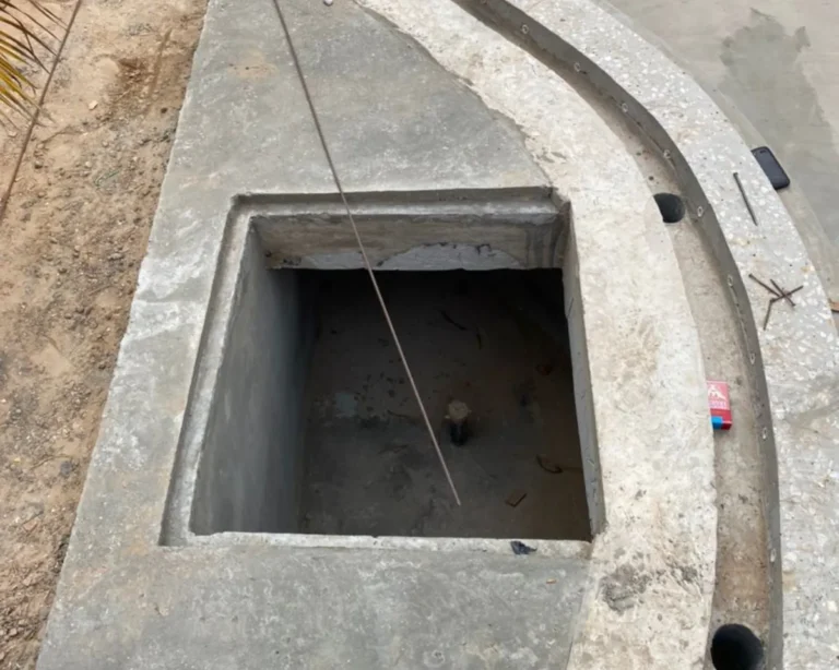 Bac tampon en béton d'une piscine à débordement en cours de construction