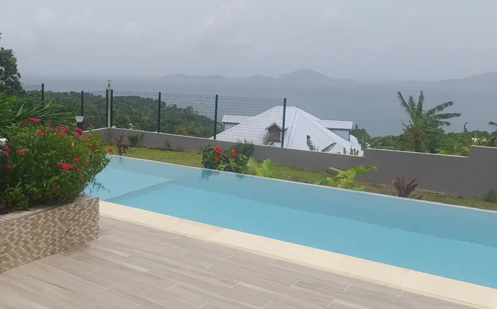 Piscine à débordement construite par un particulier avec vue sur le paysage