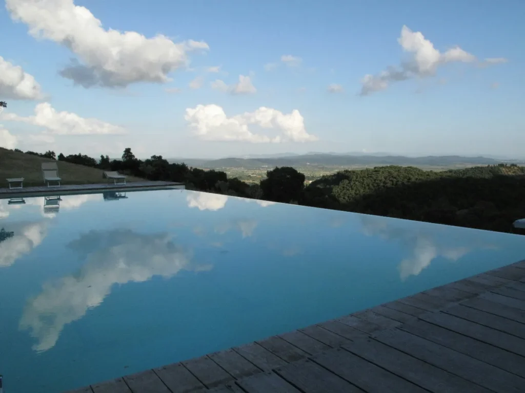 Piscine à débordement miroir avec vue panoramique sur terrain en pente