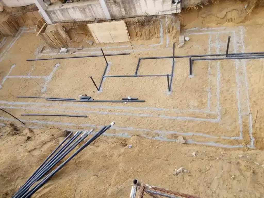 Traçage de l'implantation d'une piscine à débordement en autoconstruction, avant pose des tuyaux d'aspiration et de refoulement.