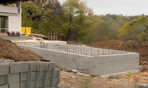 Piscine béton en autoconstruction avec blocs à bancher - estimation du budget piscine 2025